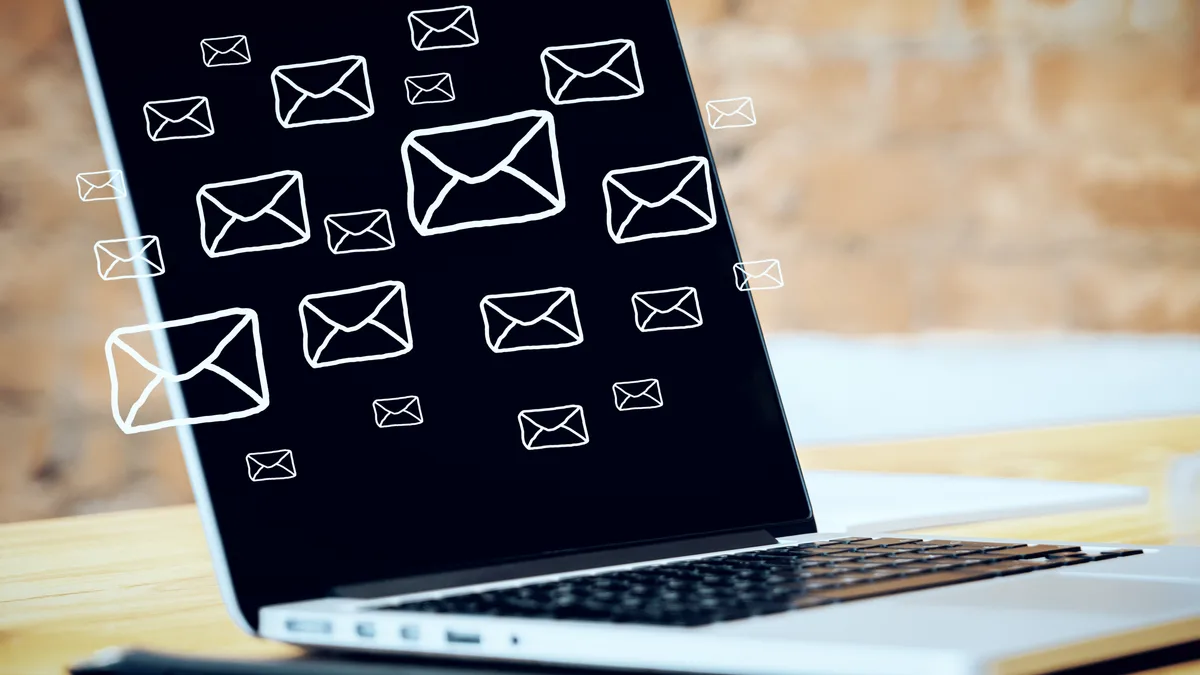 Laptop con íconos de sobres de correo electrónico en la pantalla